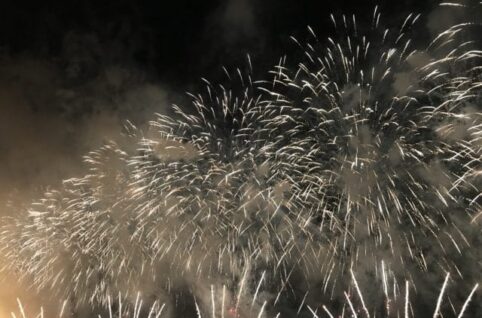 夜空に打ち上がる花火。