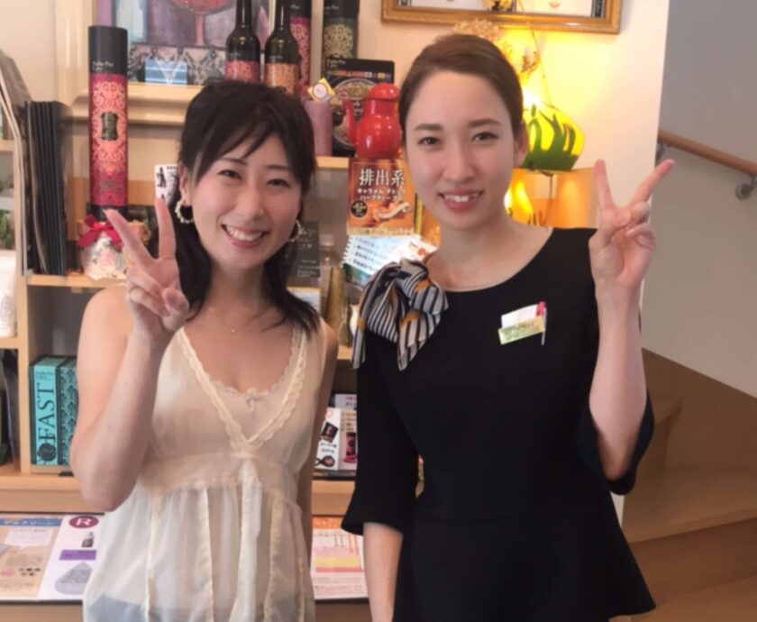 店内で写真を撮る2人の女性。