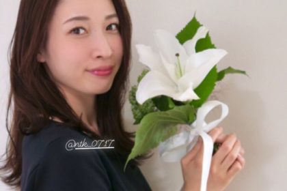 白い花の花束を持った女性。